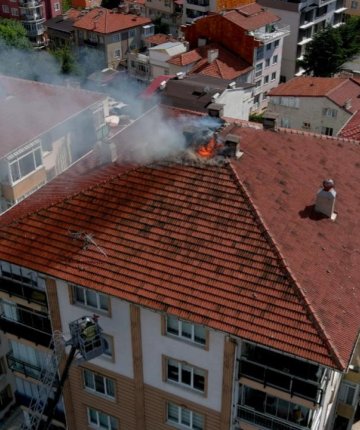 Binanın çatısına yıldırım düştü! Yangın çıktı