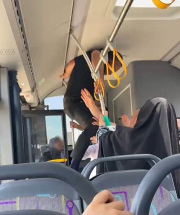 Otobüste tekmeli yumruklu kavga