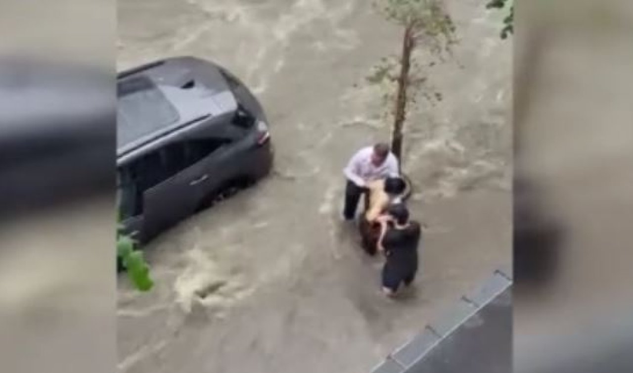 Sağanakta can pazarı! Sulara kapılmak üzere olan kadını vatandaşlar kurtardı