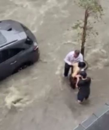Sağanakta can pazarı! Sulara kapılmak üzere olan kadını vatandaşlar kurtardı