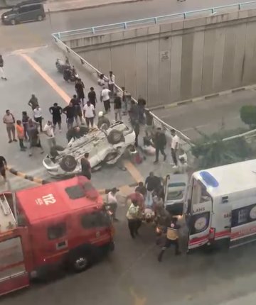Otomobil bariyerlere çarpıp devrildi: 2 ölü 3 yaralı