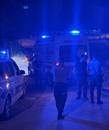 Sahte plakalı otomobiliyle kaçarken çarptığı bekçi yaralandı