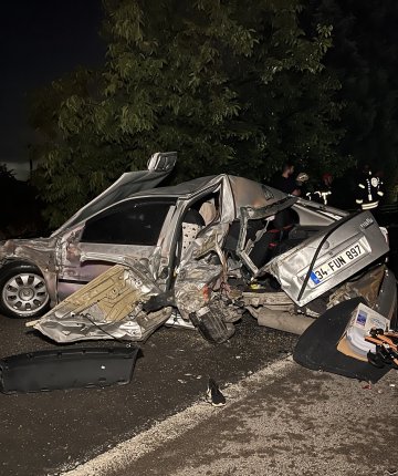 Emniyet şeridinde duran otomobile TIR çarptı; 1 çocuk öldü 3 yaralı