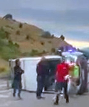 Minibüs devrildi!  6’sı çocuk 16 kişi yaralandı