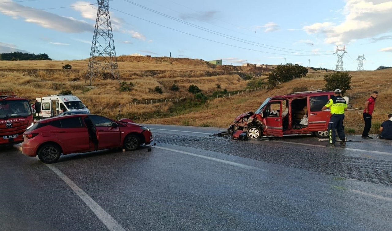 İki otomobil kafa kafaya çarpıştı: 4 yaralı