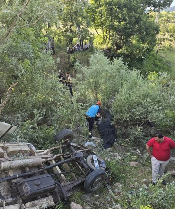 Kamyonet uçuruma yuvarlandı: 3 ölü 