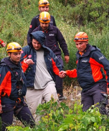 Kayalık alanda mahsur kalan genç AFAD’ın 2 saatlik operasyonuyla kurtarıldı
