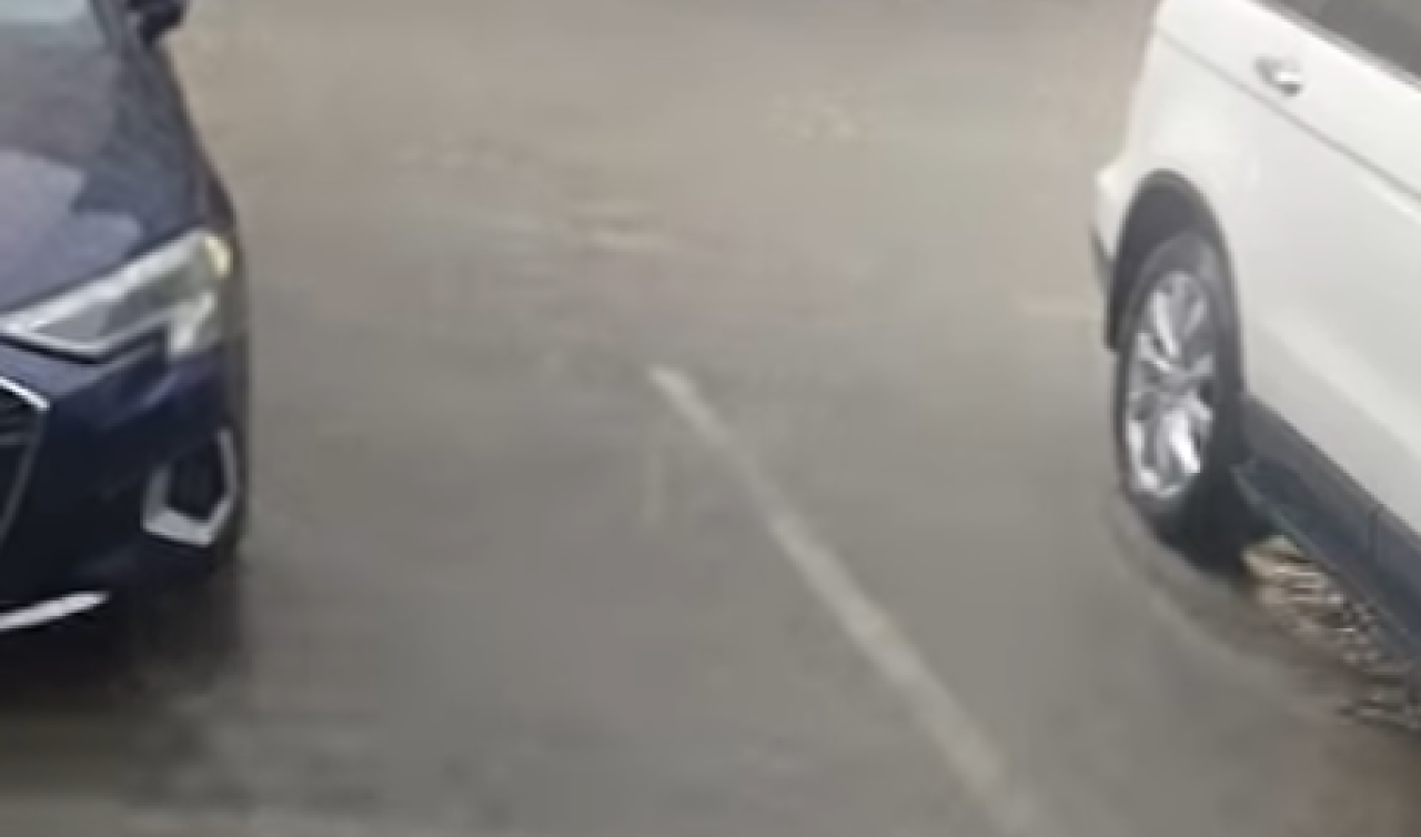 Konya’da sağanak yağış etkisini sürdürüyor! Yollar göle döndü