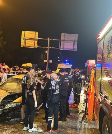Otomobil bariyerlere çarpıp böyle takla attı! 