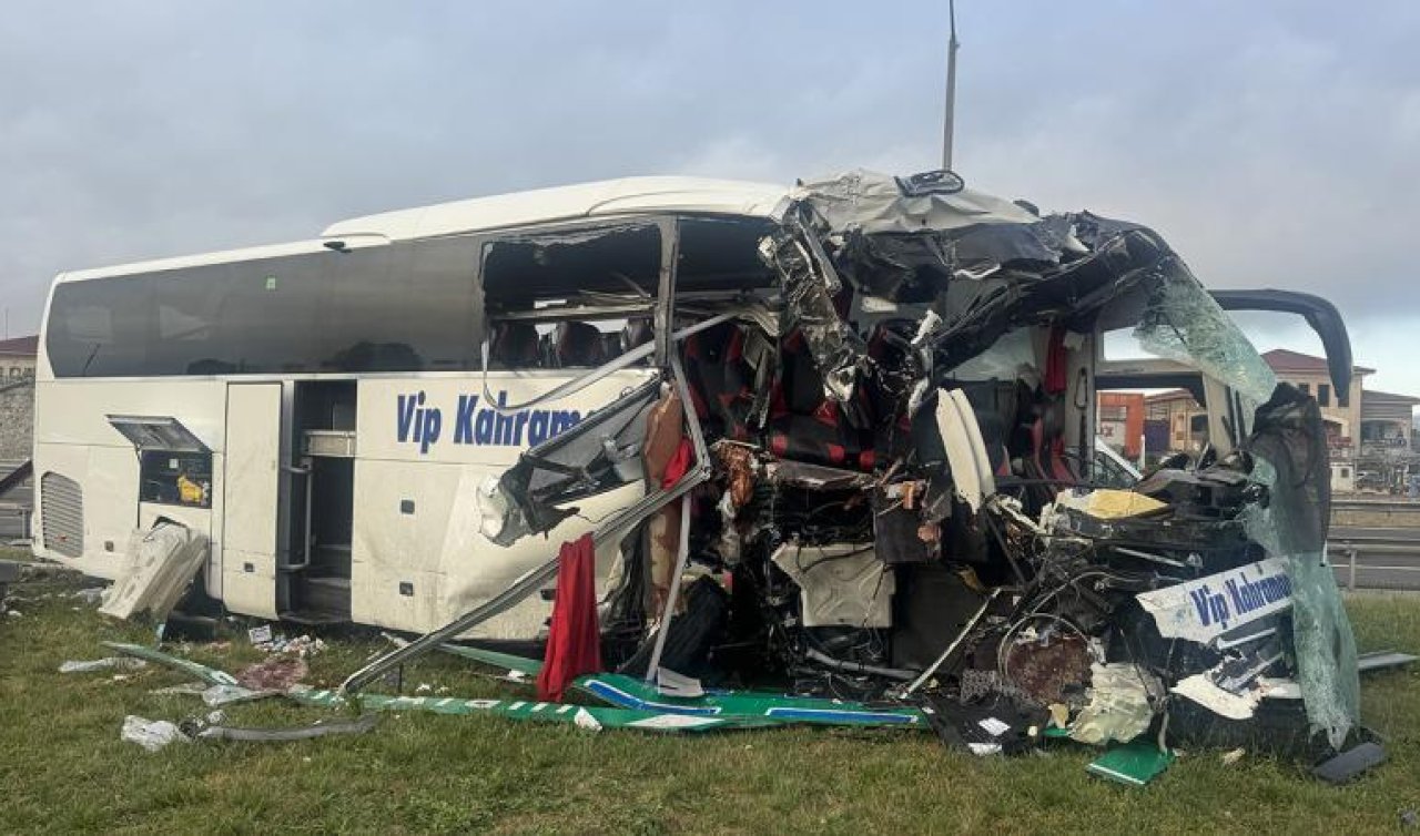 Yolcu otobüsü bariyere ve tabelaya çarptı: 5’i ağır 15 yaralı