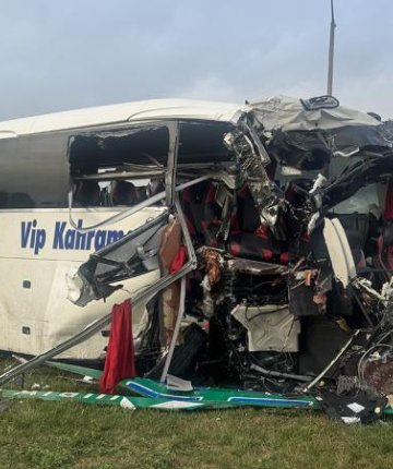 Yolcu otobüsü bariyere ve tabelaya çarptı: 5’i ağır 15 yaralı