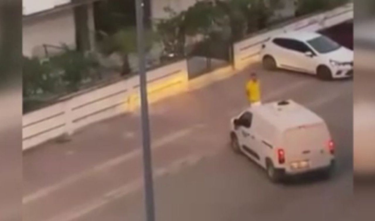 Tartıştığı kişinin üzerine aracı sürüp kapıya sıkıştırdı: O anlar kameraya yansıdı
