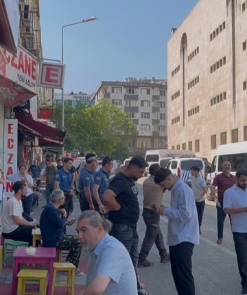 Adliye önünde ortalık savaş alanına döndü: Masa ve sandalyeler havada uçuştu