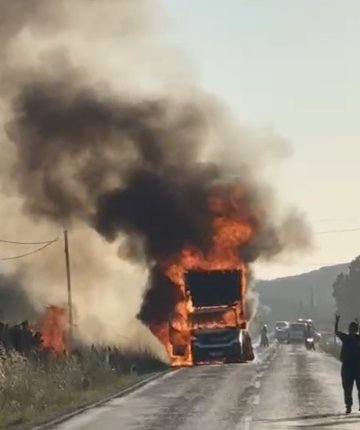 Seyir halindeki kamyonet alevlere teslim oldu