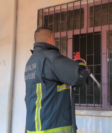 Korku dolu anlar! Eşine sinirlenince evi ateşe verdi