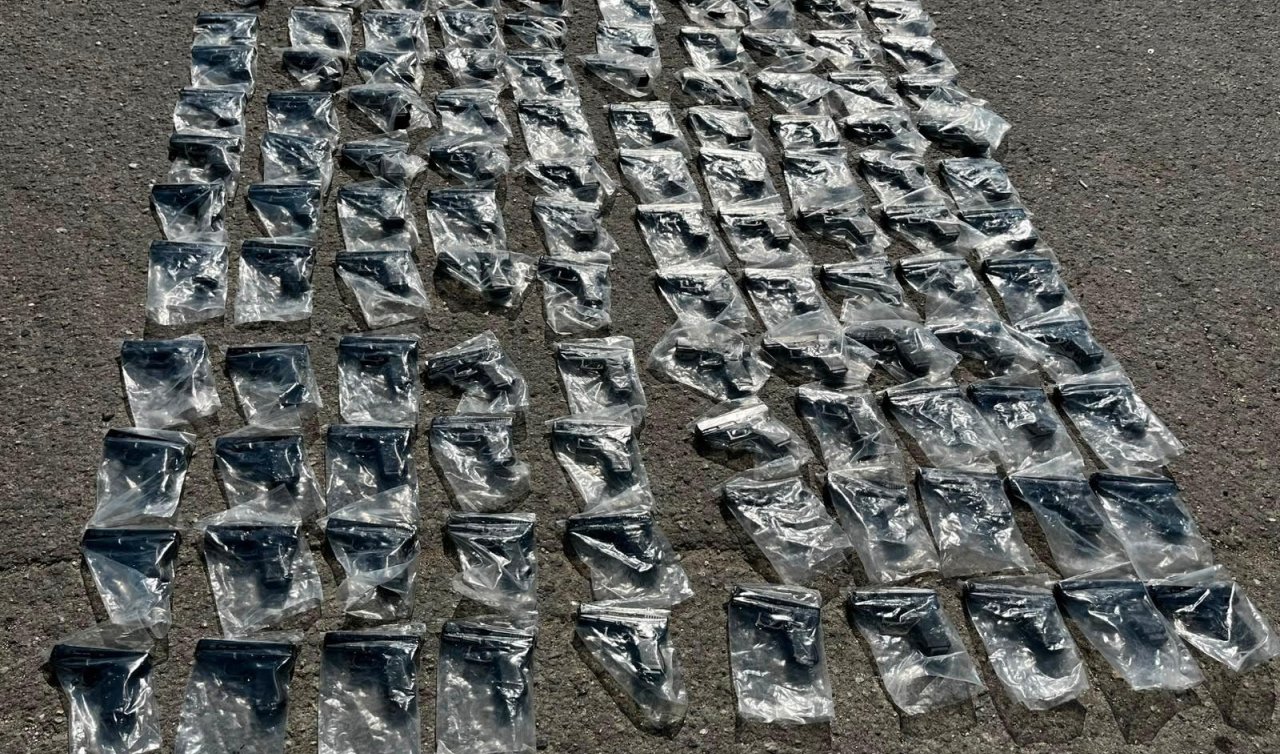 Yolcu otobüsünün yakıt deposuna gizlenmiş 120 tabanca ele geçirildi