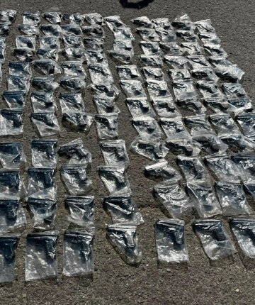 Yolcu otobüsünün yakıt deposuna gizlenmiş 120 tabanca ele geçirildi