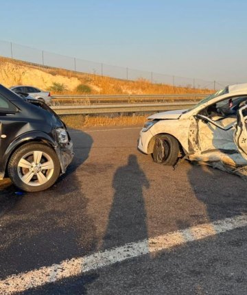 Otomobil ile minibüs çarpıştı: Ölü ve yaralılar var