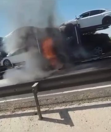 Otomobil yüklü tır alev alarak patladı