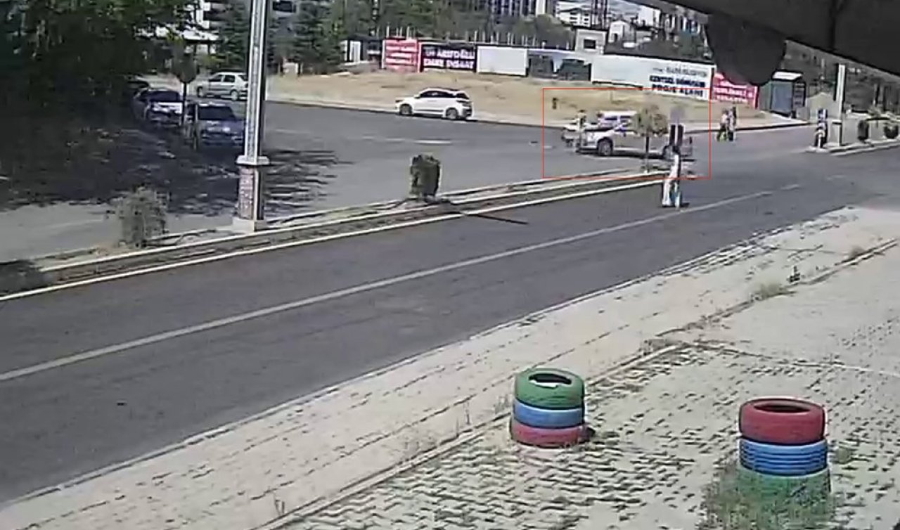 İki otomobil çarpıştı! Yoldan geçen şahıs son anda kurtuldu