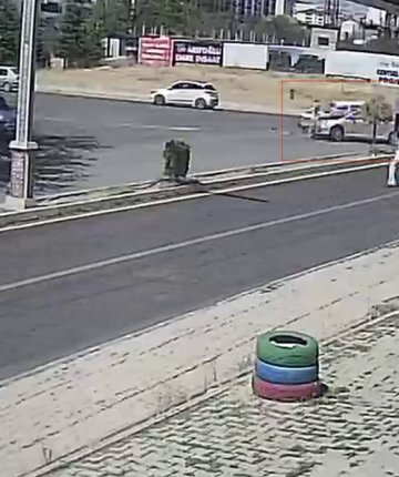 İki otomobil çarpıştı! Yoldan geçen şahıs son anda kurtuldu