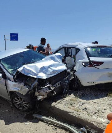 İki otomobil çarpıştı! 2 kişi hayatını kaybetti