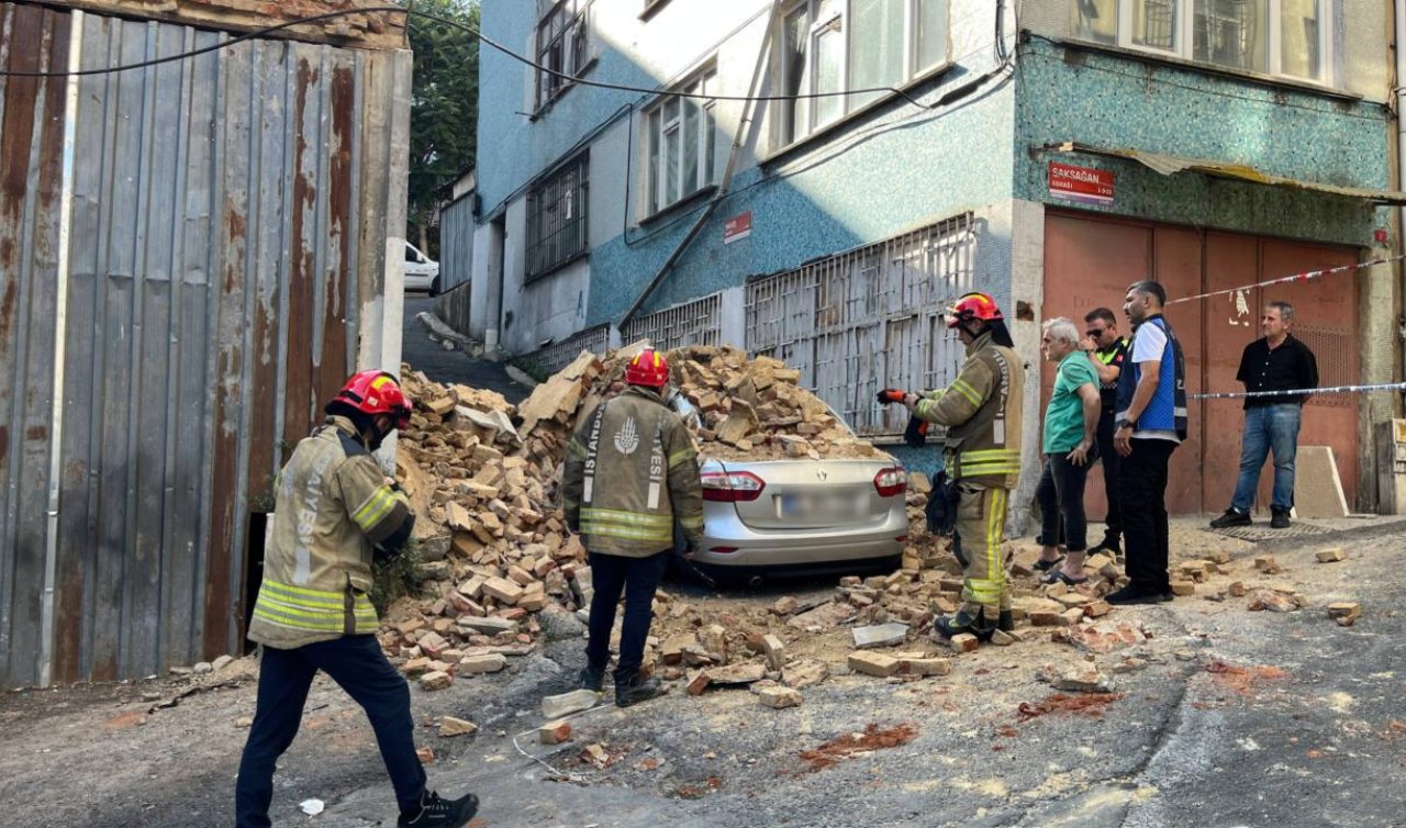 2 katlı metruk bina otomobilin üzerine çöktü