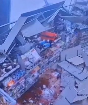 Kontrolden çıkan otomobil markete daldı! Vatandaşlar ölümden döndü