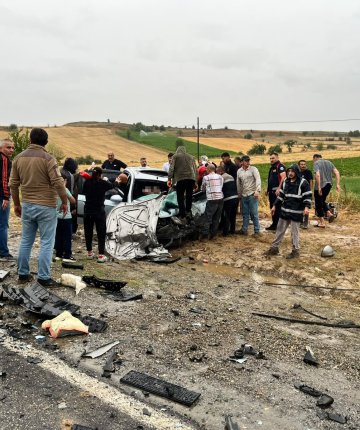 Üç araç çarpıştı: 1 ölü, 5 yaralı