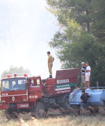 Traktörünü ve su tankerini alan yangına koştu
