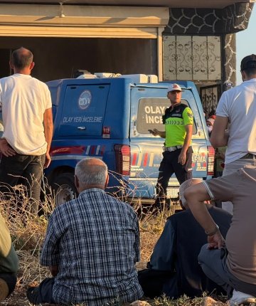 Otomobil evin önünde oturanların arasına daldı: 1 ölü, 5 yaralı