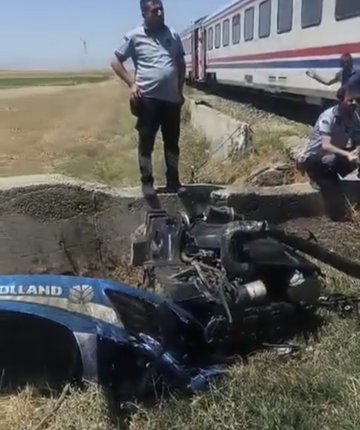 Yolcu treninin çarptığı traktör ikiye ayrıldı