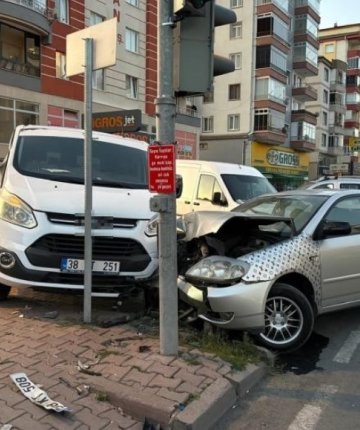 Alkollü sürücü park halindeki arabalara çarptı!