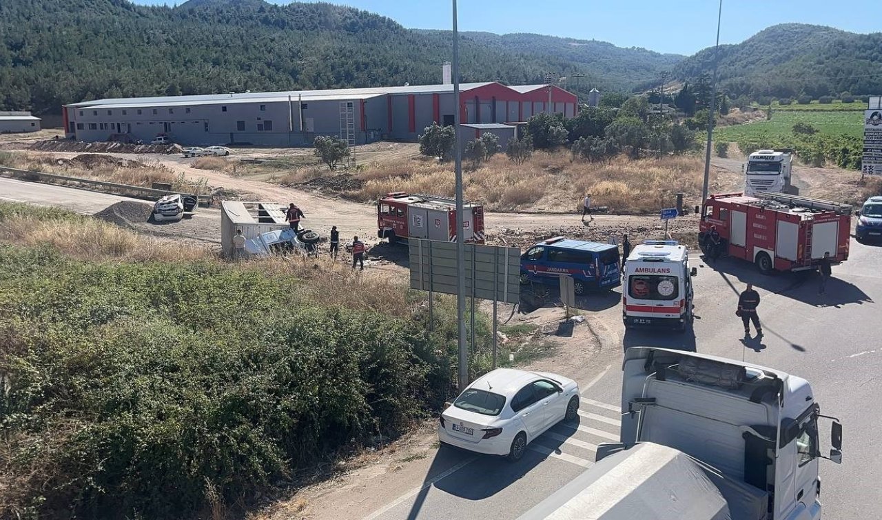 Freni patlayan şeftali yüklü kamyon otomobilin üzerine devrildi: 6 yaralı