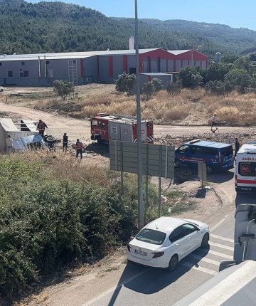 Freni patlayan şeftali yüklü kamyon otomobilin üzerine devrildi: 6 yaralı