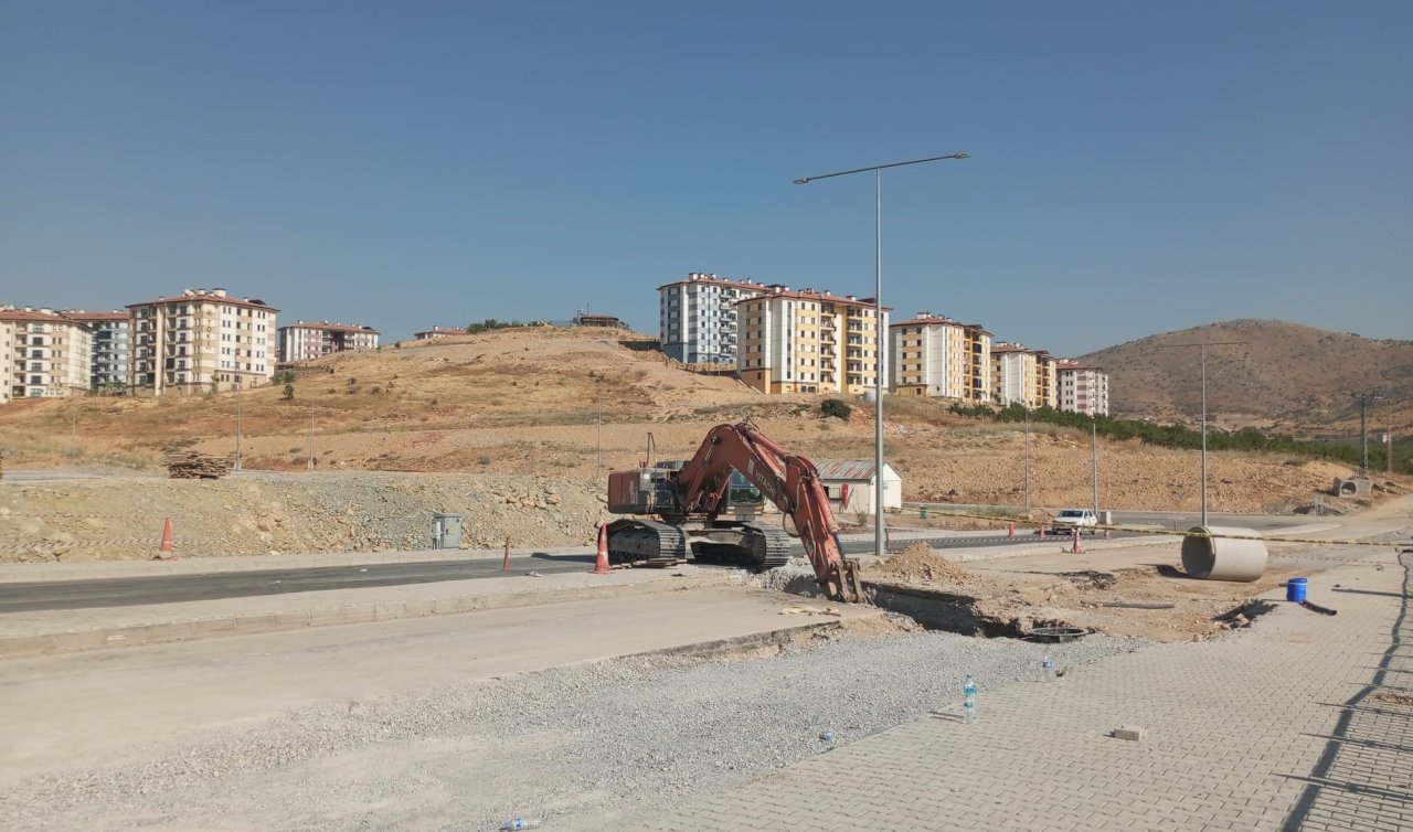 Yol çalışmaları sırasında göçük: 2 işçi toprak altında kaldı