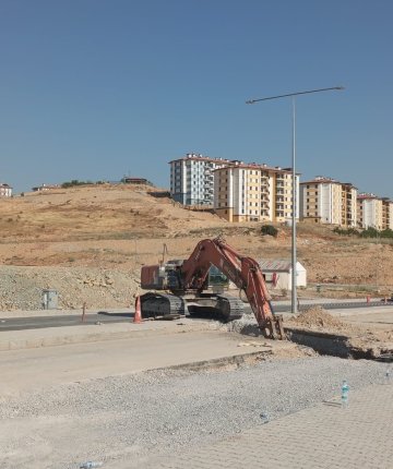 Yol çalışmaları sırasında göçük: 2 işçi toprak altında kaldı