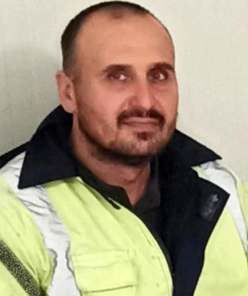 Üzerine konteyner devrilen işçi öldü