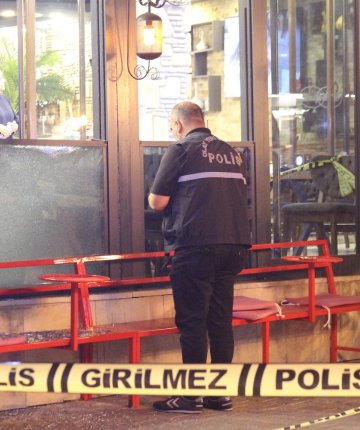 Kebapçıya kurşun yağdırdılar: Yemek yiyen 4 kişi yaralandı