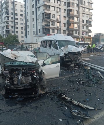 Otomobille minibüs çarpıştı! Bariyerleri aşıp karşı şeride geçti 