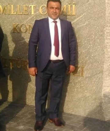 Devrilen traktörün altında kalan muhtar ağır yaralandı