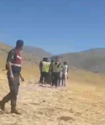 Taşlı saldırıdan kurtulmak için traktörü grubun üzerine süren şahıs tutuklandı