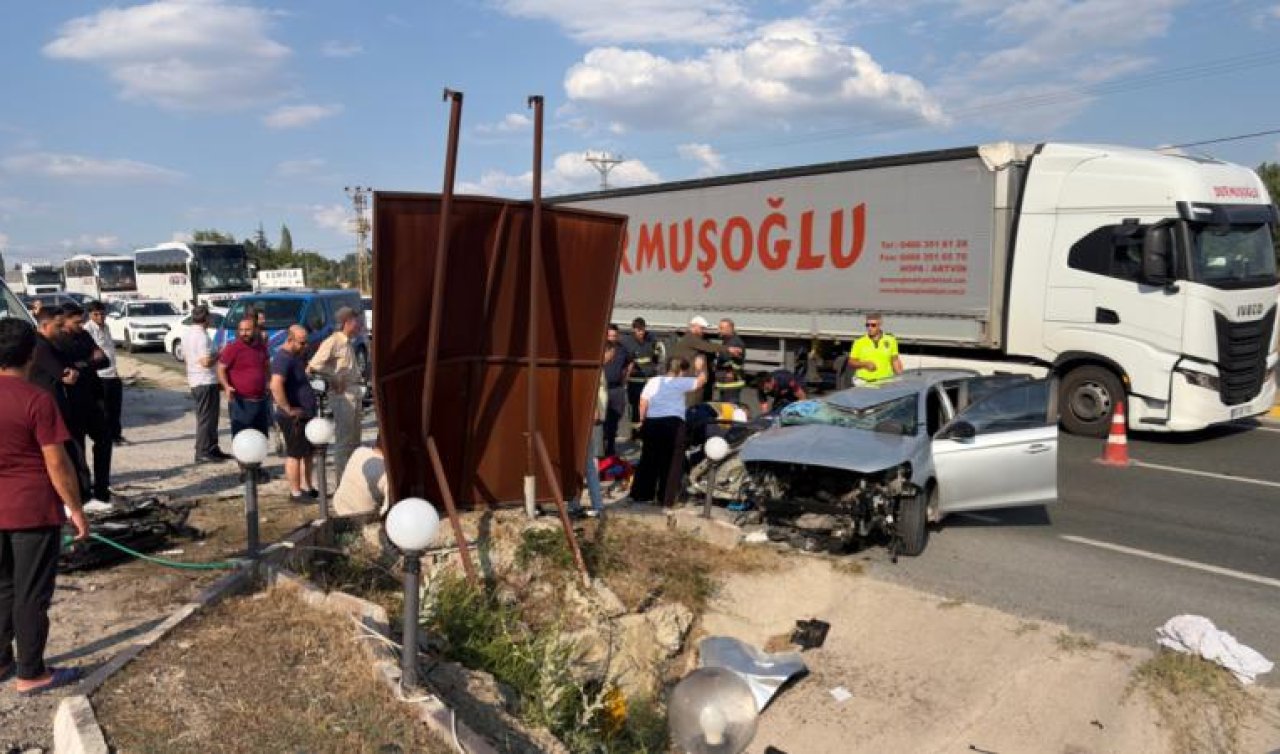 Menfeze çarpan otomobil devrildi: 2 ölü