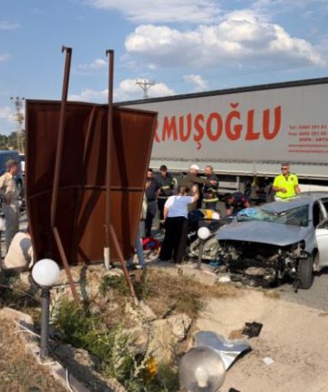Menfeze çarpan otomobil devrildi: 2 ölü