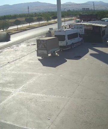 Pikap ile çarpışan otomobil devrildi 3 kişi yaralandı! Kaza anı kamerada