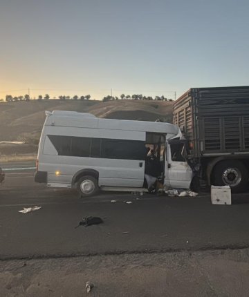 Tarım işçilerini taşıyan minibüs tıra çarptı: 18 yaralı