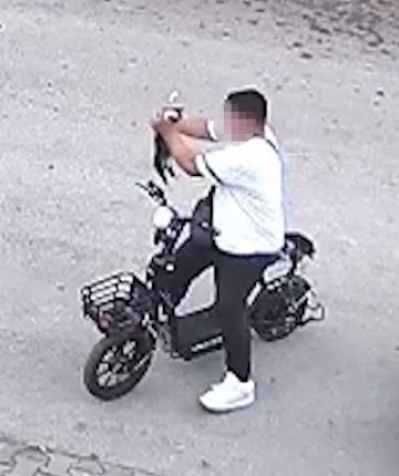 Yavru kediyi önce öptü ardından elleriyle boğup kaldırıma bıraktı 