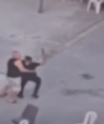 Dehşet anlar! Husumetlilerine silah doğrultan zanlı yakalandı