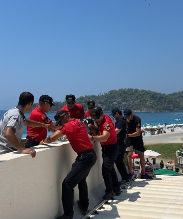 Yamaç paraşütçüleri çatıya düştü! Pilot ve yolcu yaralandı