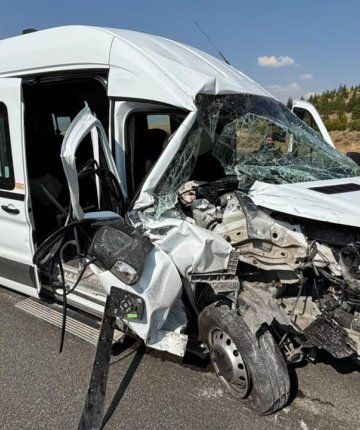 Servis minibüsü tıra çarptı! 7 yaralı